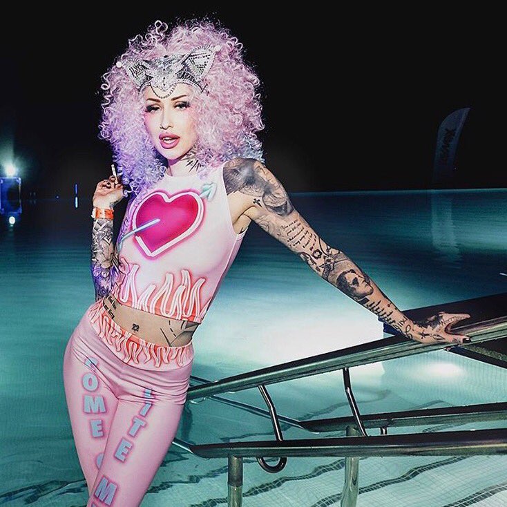 Sirene <a href="/ShellydInferno/">Shelly d'Inferno</a> setting up the night on 🔥 in our GIMME DANGER set | nympha.co.uk