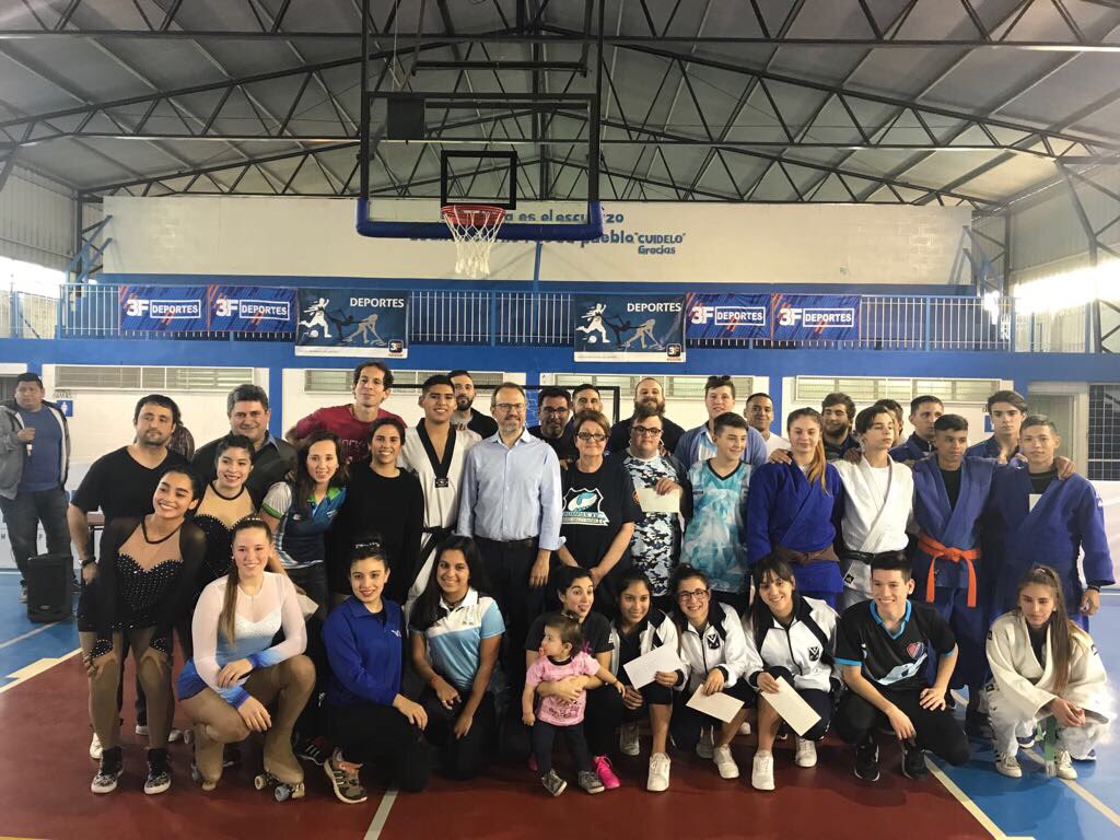 dievalen's tweet photo. Entregamos 1a tanda de becas deportivas a vecinos de @Municipalidad3F. Apoyamos a quienes se esfuerzan en la capital provincial del deporte! https://t.co/WIKAZ5i2s4