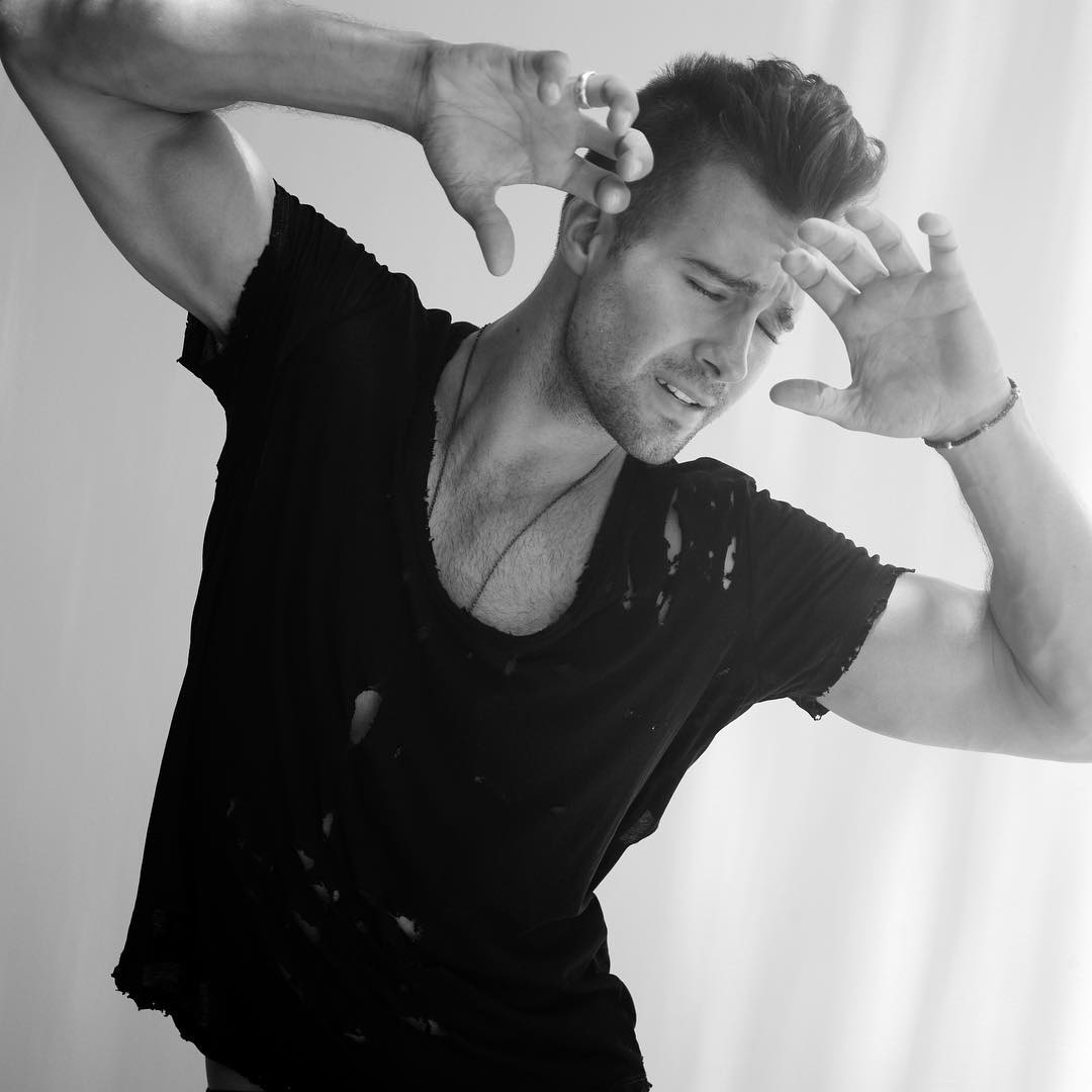RushersLATAM's tweet photo. ¡Nueva asombrosa fotografía de James! https://t.co/gxTRd13rbv

#BTR #Rushers #KCAMexico #KCAColombia https://t.co/nFdQuv1Fit