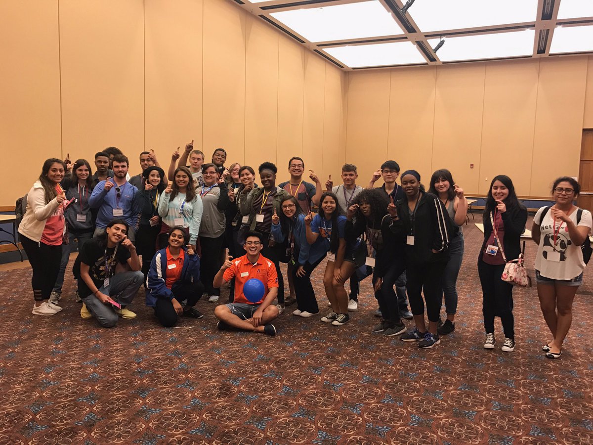 uta_Grubbworms's tweet photo. GOOOOOOOOO grubbworms! Season 10 was absolutely pumped and ready for college! 🐛💚 #Grubbnation #uta21 #nmo17 #100yearsofgrubbs https://t.co/NlXscnarDF