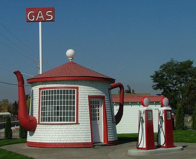 CFileOnline's tweet photo. Zillah, Washington. Brought to our attention by @robbeishline. #potteryhumor #teapot #ceramics #pottert #gasstatio… https://t.co/TsgC3VO5de https://t.co/YxoQIcNEJ2