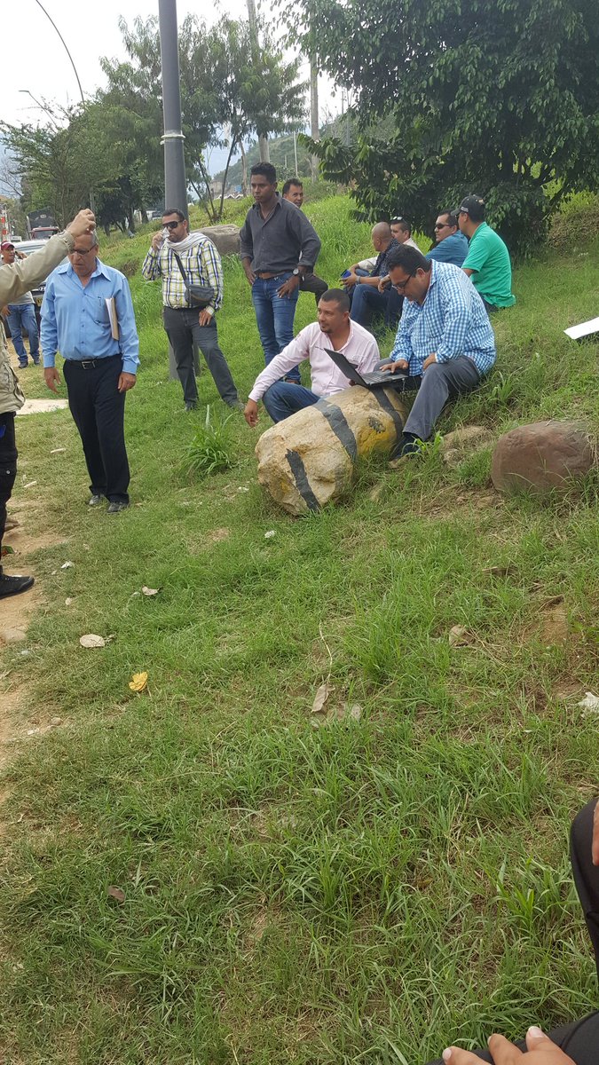 <a href="/Sevicol_Ltda/">Sevicol Ltda.</a> NIEGA la entrada al Inspector de Trabajo <a href="/MintrabajoCol/">MinTrabajo</a>, le tocó hacer el Acta en una piedra...<a href="/GriseldaResGal/">GriseldaResGal</a> <a href="/UNPColombia/">Unidad Nacional de Protección, UNP.</a>