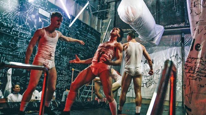 Variety's tweet photo. How immersive theater has become an alternative to traditional theater in New York https://t.co/qzdZlkjBd4 https://t.co/D7OuKTffBg