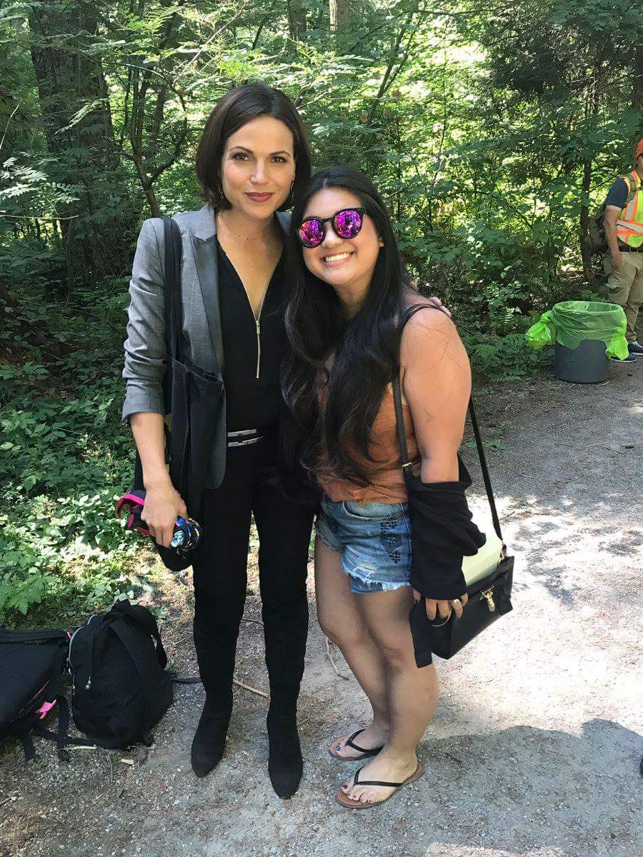 OUATSEASONS7's tweet photo. Colin e Lana com fãs #7x02 https://t.co/SZkAB7D9K6