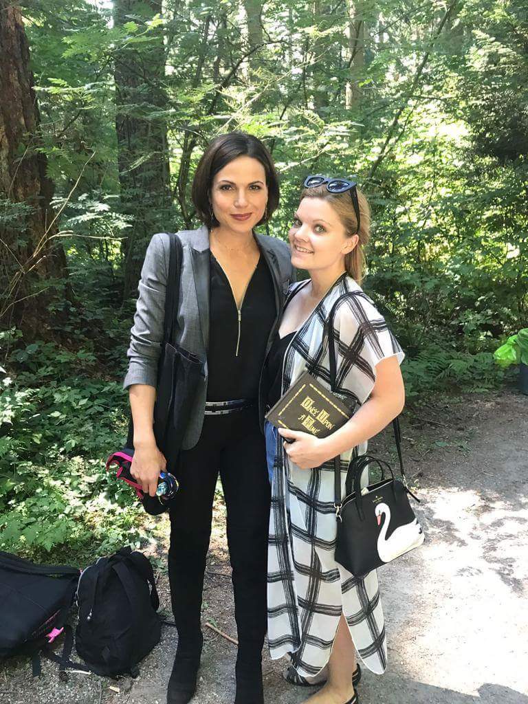 OUATSEASONS7's tweet photo. Colin e Lana com fãs #7x02 https://t.co/SZkAB7D9K6