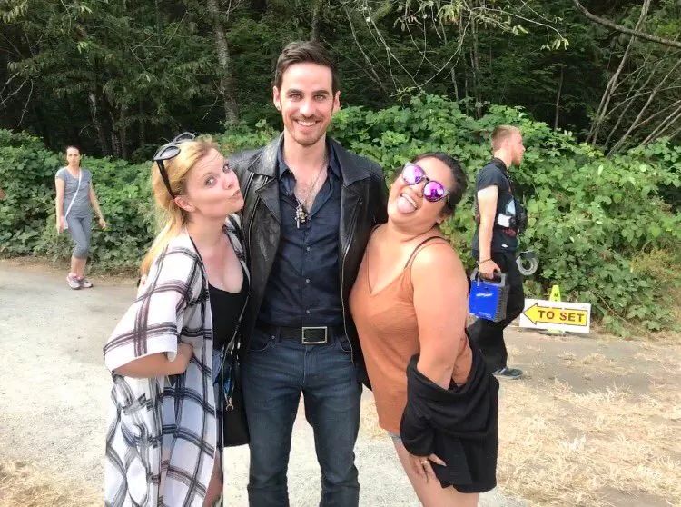 OUATSEASONS7's tweet photo. Colin e Lana com fãs #7x02 https://t.co/SZkAB7D9K6