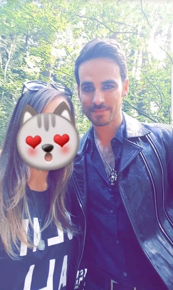 OUATSEASONS7's tweet photo. Colin e Lana com fãs #7x02 https://t.co/SZkAB7D9K6