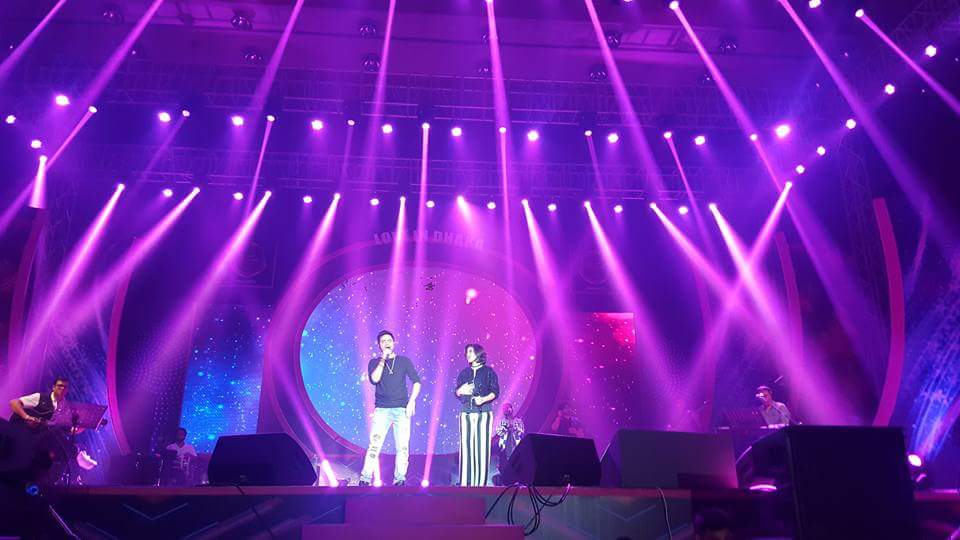 TheDivaSC's tweet photo. @SunidhiChauhan5 &amp; @RakeshMaini1 performing live in Dhaka. https://t.co/h5FMYpX8es