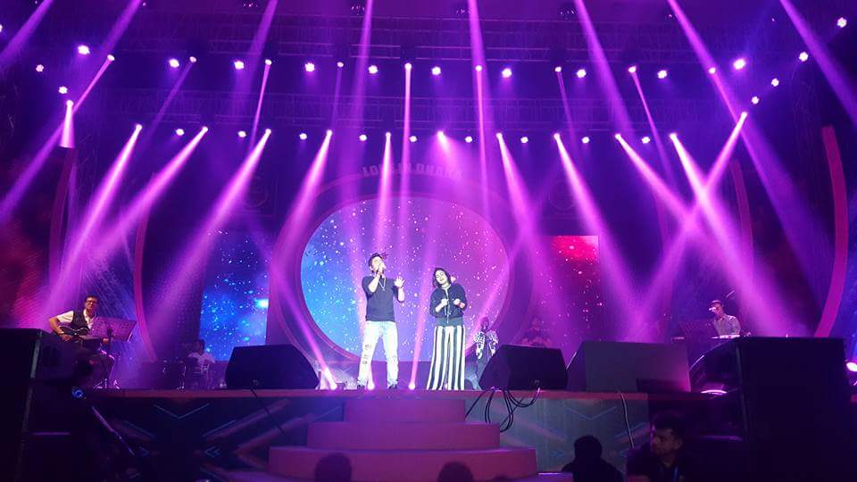 TheDivaSC's tweet photo. @SunidhiChauhan5 &amp; @RakeshMaini1 performing live in Dhaka. https://t.co/h5FMYpX8es