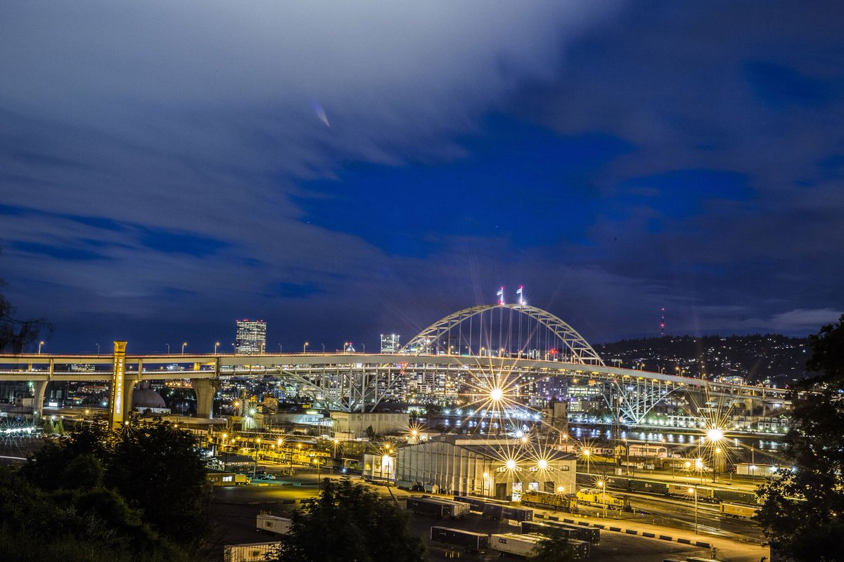 BlueChalkMedia's tweet photo. Starbursts by the Fremont Bridge in #Portland, #Oregon. Photo by @jamierafe. #photography #PDX https://t.co/JWVOo2FZDK