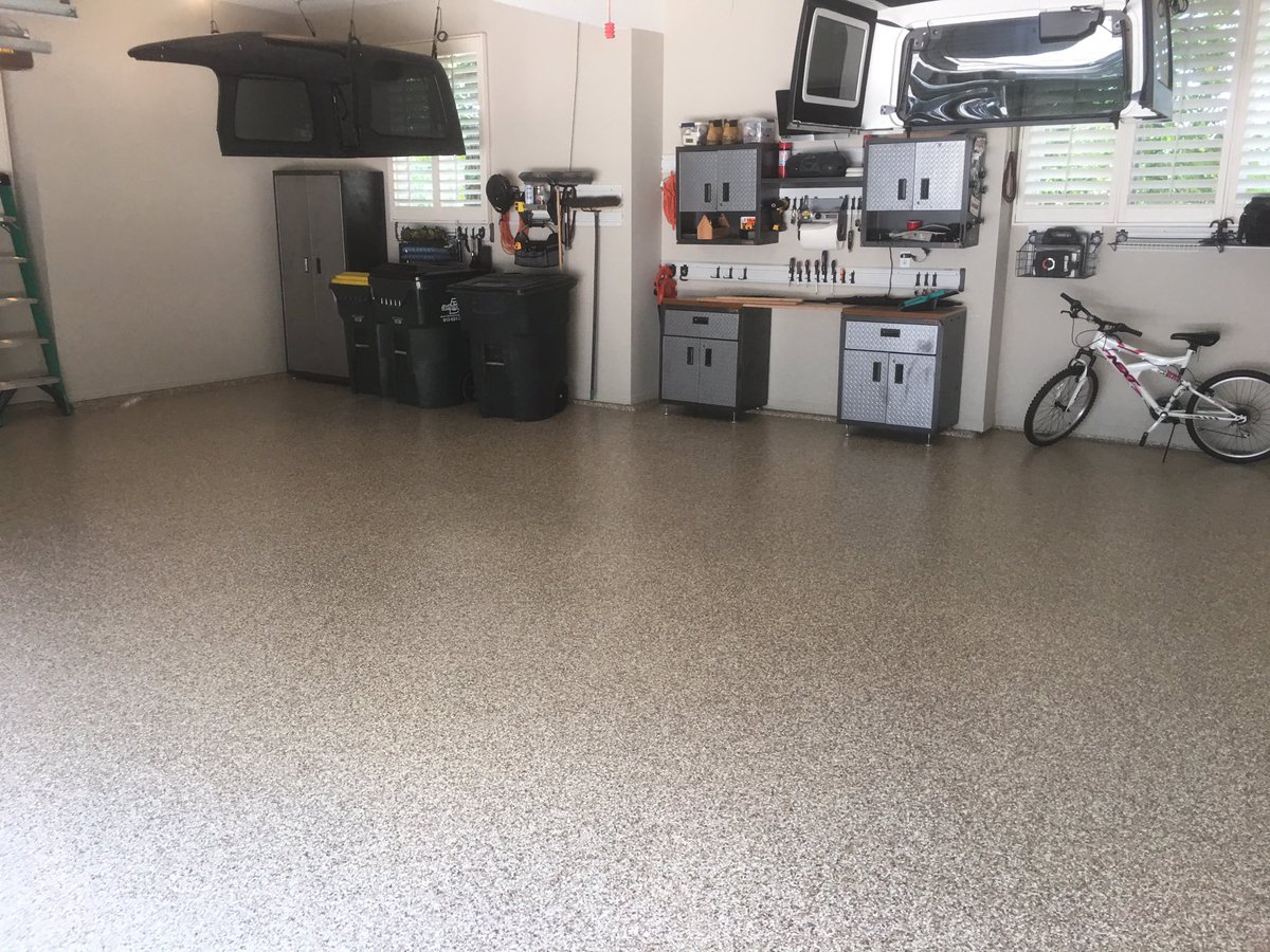 AmazingGarage1's tweet photo. Amazing Garage Floor completed this week. Brought the Jeep back in for our client about 15 hours after completion #amazingfloors https://t.co/LQsB5q2yt4