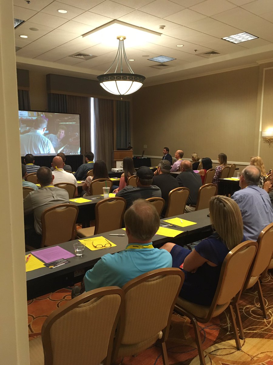 midsouthsign's tweet photo. Former #UndercoverBoss Jeff Young shares his experience &amp; tips for this weekend's #signconnexion2017 conference. Thank you! #ILoveMSSA #mssa https://t.co/Ct7mZmj5y5