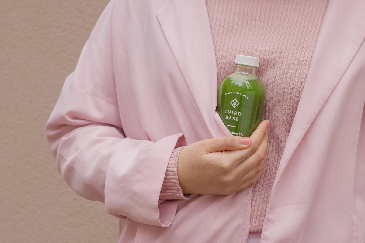 ELXRJuiceLab's tweet photo. Third Base | Keeping it clean w/ cucumber, celery, dandelion leaf, spinach, basil + parsley. https://t.co/yJoDGPsKiM
