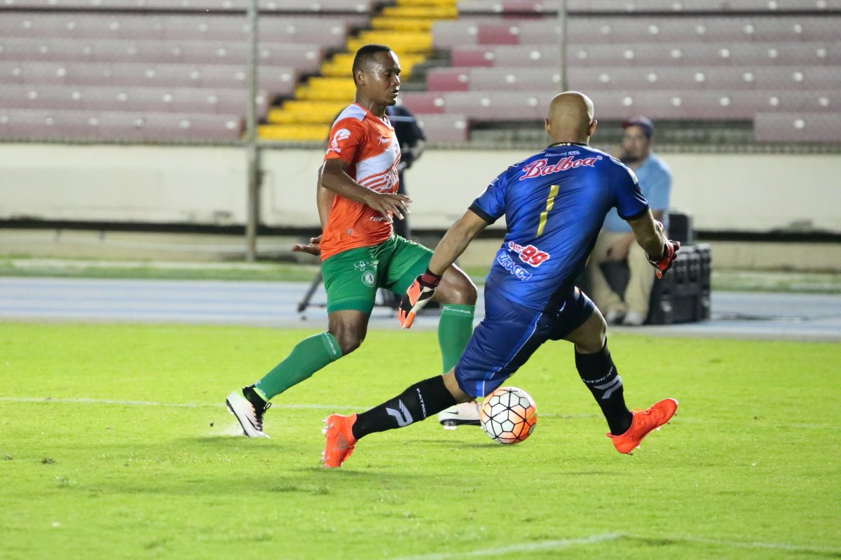 "Bombo" Medina marcó en la era ANAPROF 58 goles y en la <a href="/LPFpanama/">LPF TIGO</a> lleva 77 = "135 goles". A los que más le ha anotado: SPO (23) y TAU (20)