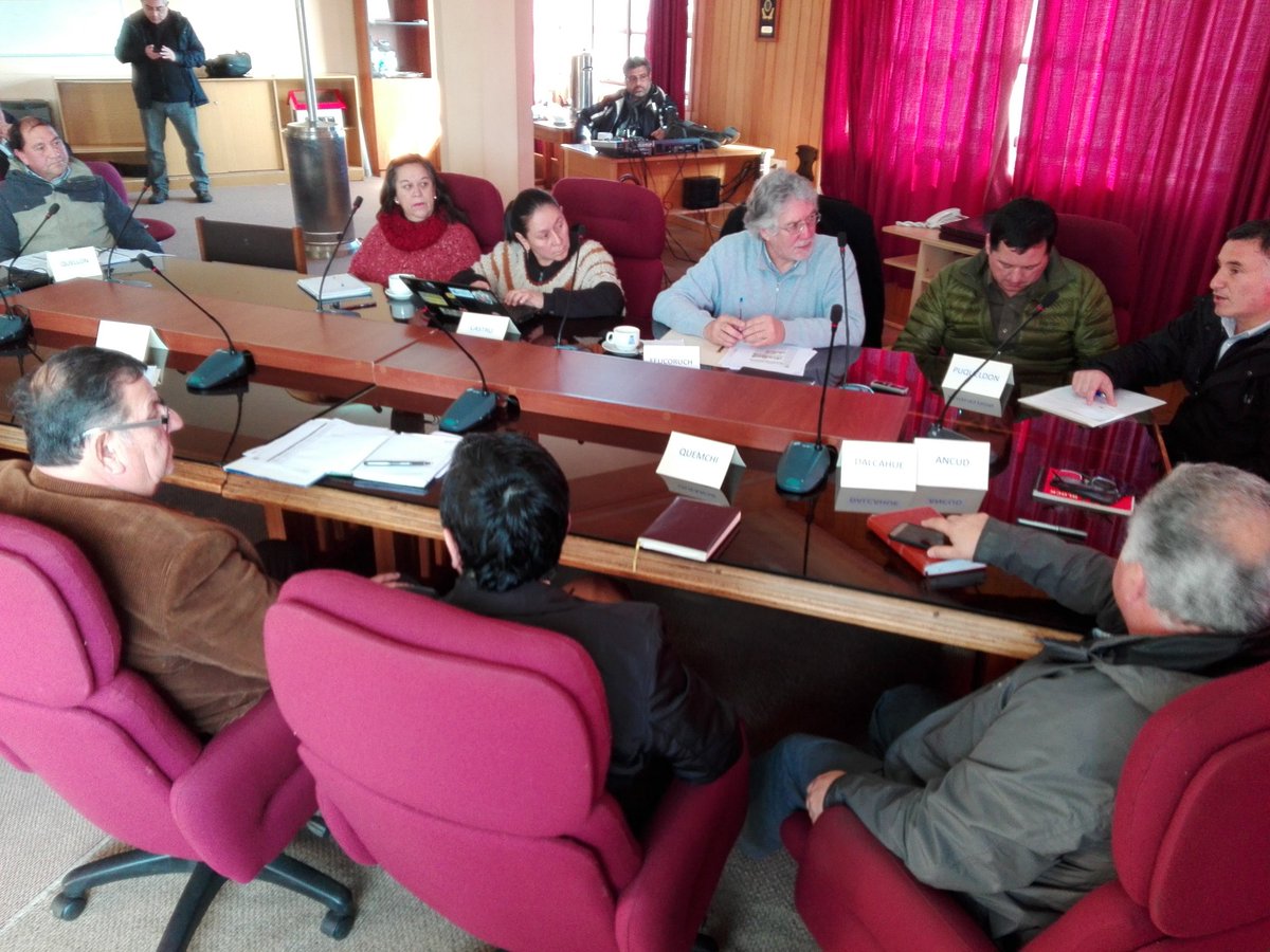 danchiloe's tweet photo. Importante reunión de Alcaldes de Chiloé, Feucoruch y Senador Quinteros por grave crisis de estado de caminos rurales https://t.co/4nanJSaZLr