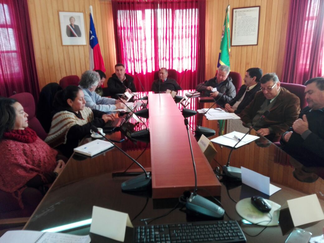 danchiloe's tweet photo. Importante reunión de Alcaldes de Chiloé, Feucoruch y Senador Quinteros por grave crisis de estado de caminos rurales https://t.co/4nanJSaZLr