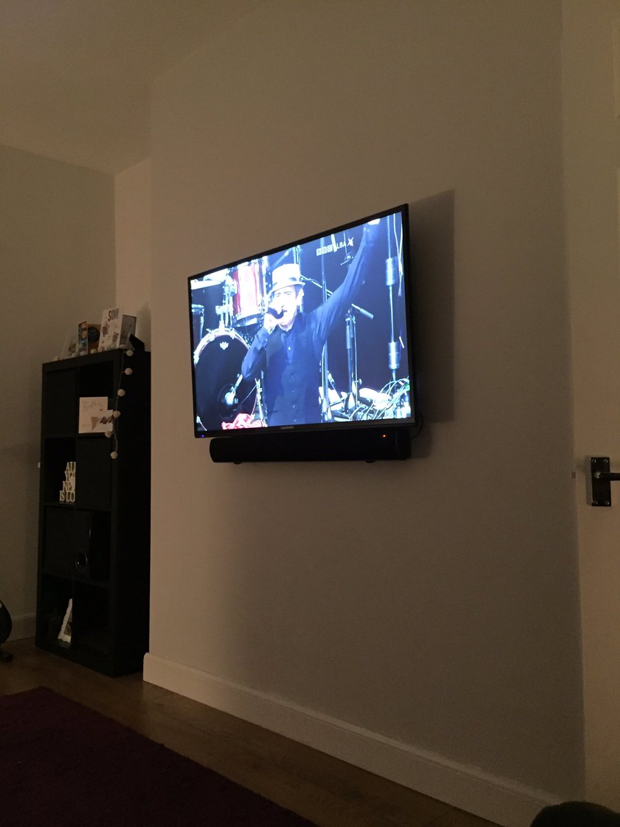julesqbarr's tweet photo. @B0MBSKARE your on my tele #famouspals https://t.co/tkqKUEM9p7