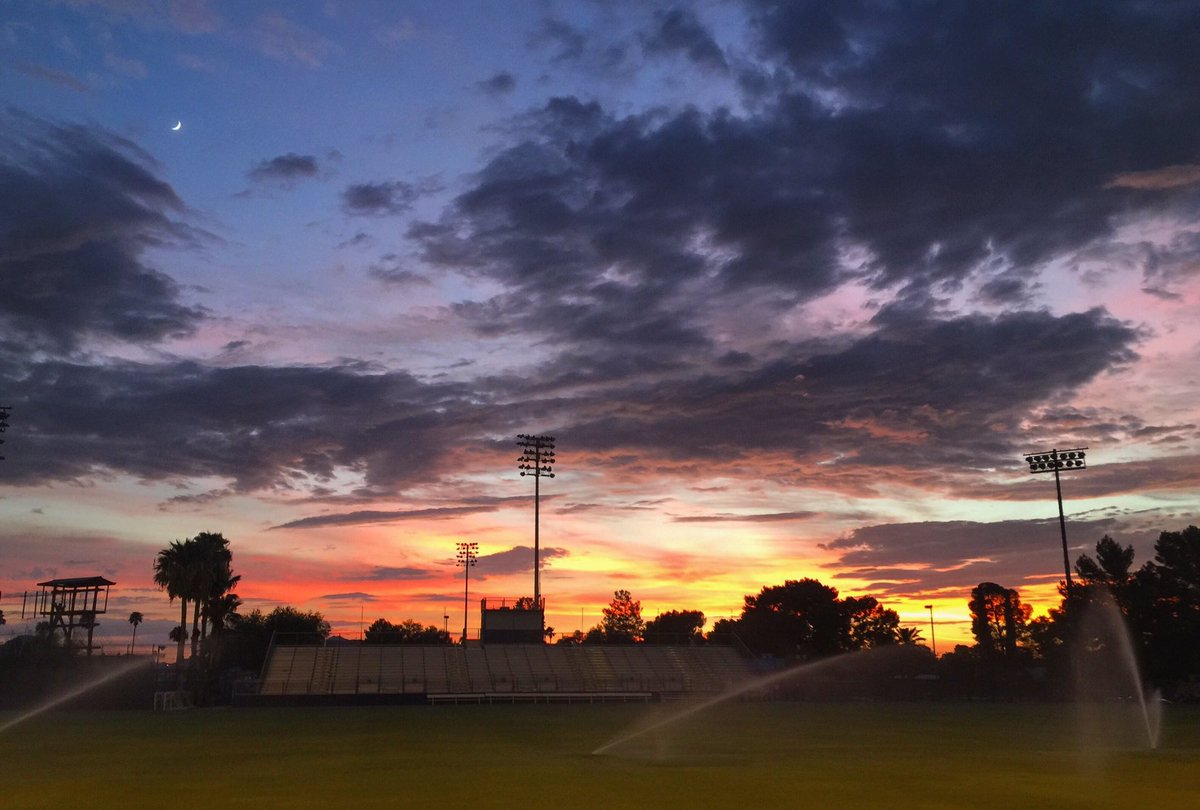 vrmancha37's tweet photo. Game night! 🌵 #sunset #arizona #tucson https://t.co/vscm9wAwwE