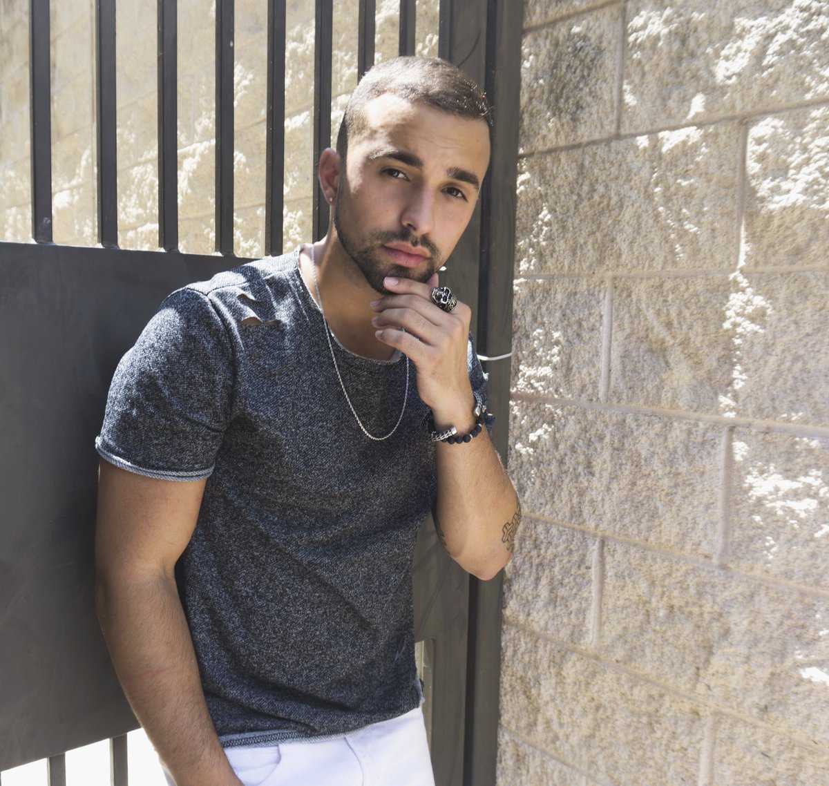 jcrosary's tweet photo. Endulzame un poquito con el almíbar que tienen tus labios, muestrame a que saben tus besos que quede enamorado. #Endulzame FT. Tony J https://t.co/waCsVGcLa6