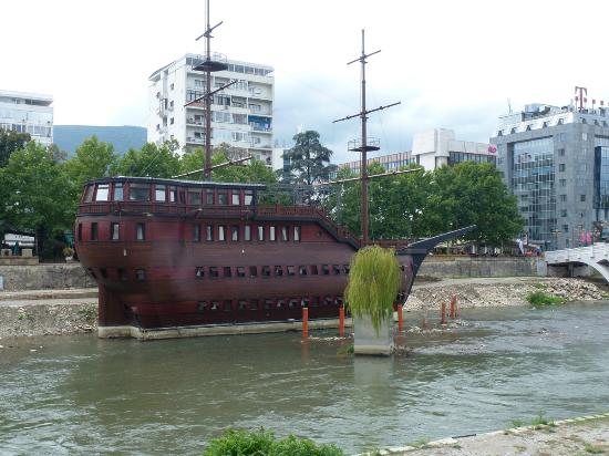 pestislav's tweet photo. Magdeburg boat vs Skopje boat #minordifferences https://t.co/vmr2dM9BnN