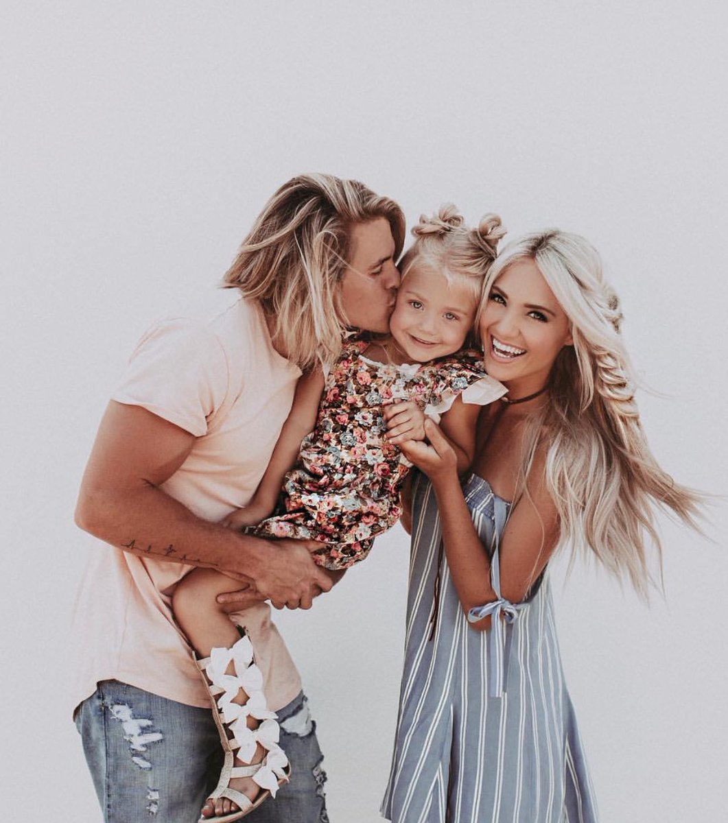 Labrantfamily's tweet photo. This family is goals! @SavannahSoutas @Thesupercole @everleighroses https://t.co/I1vZMiDTWX