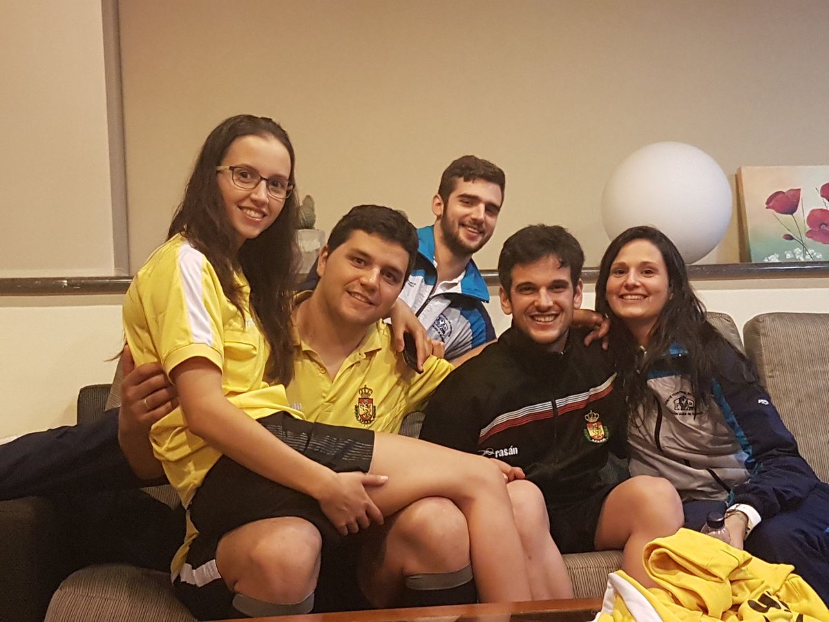 CArbitros's tweet photo. Noraboa @arl_rosendo @Sergioarb24 polo ascenso a liga Asobal e @lucasgarry e @elerivas89 Polo ascenso a primera nacional .
Gran tempada https://t.co/SxGIqT0hJ9