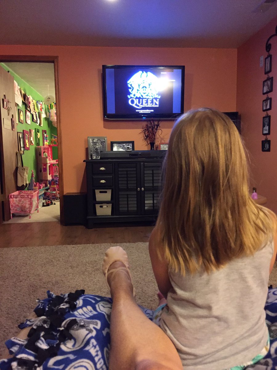 dancingheater36's tweet photo. I'm sewing ballet shoes while she listens to her favorite band ❤️ #momlife #dancerlife #summerlife #Queen https://t.co/S48QQpmdet