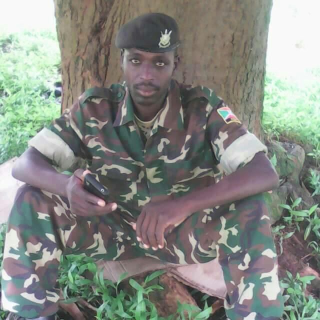 HumuraBurundi's tweet photo. 1/L'exécution du caporal-chef #EtienneNzosaba alias #Cheusi,aurait été ordonnée / commandant du #camp421,#Mjr_AronNdayishimiye matr:#SS1793, https://t.co/e0TX82UwvA
