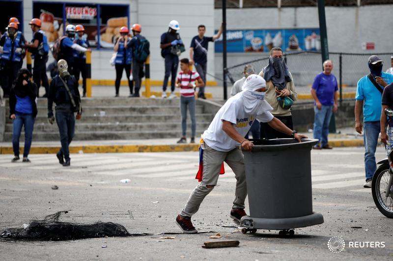 ReutersVzla's tweet photo. Protestas durante el segundo día del paro convocado por la oposición en #Venezuela https://t.co/alknc3ZBcq