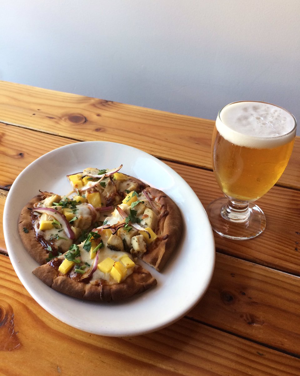 Our special this Personal Pizza Thursday is a Mayo Habanero chicken 'za topped with fresh mangos, red onion and cilantro. 🍻