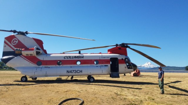 CRGNSA's tweet photo. : #IndianCreekFire2017 #bucketdrops It’s a bird, it’s a plane, it’s a Chinook 47D helicopter! This is how we drop 2k gal of H2O on a fire https://t.co/4BYH0JDphz
