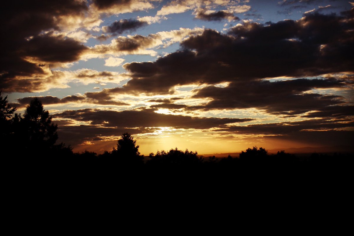 pculturejunkie's tweet photo. Checkout that awesome sky, view from daisybank. #photographyislifee #photography #artinnature #lovelife #cheltenham #daisybank #lechampton https://t.co/gaOIM7L44C