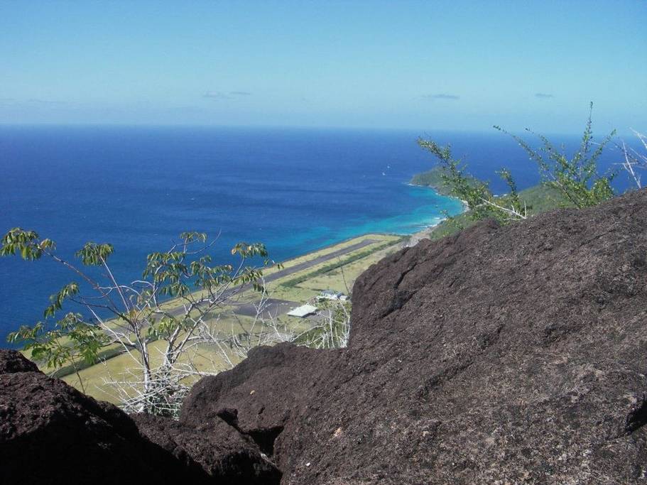 GrenadineEscape's tweet image. How can #airport look this beautiful? it's #Bequia #Oceanside 
3 bedroom villas still available frm $ 700/n 4 Xmas grenadine-escape.com