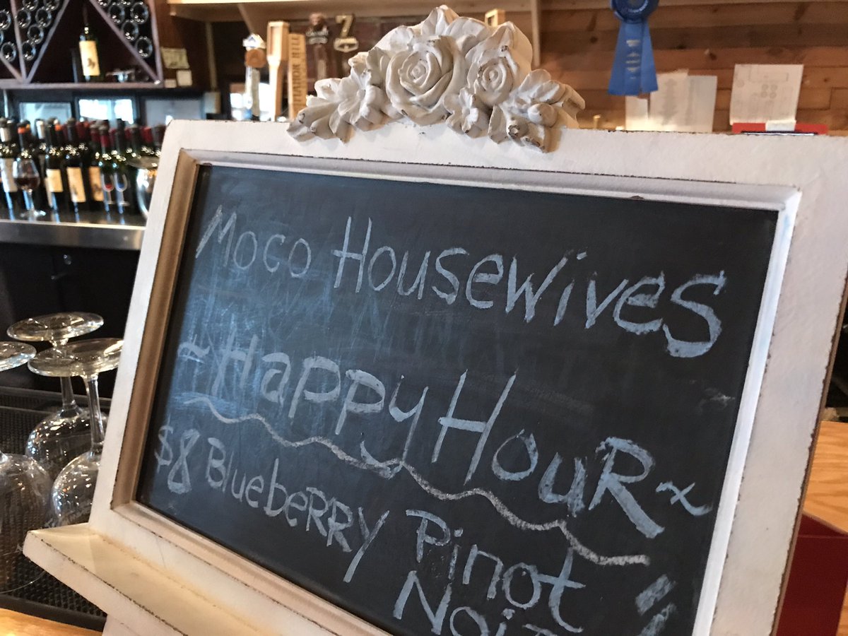 nomnomboris's tweet photo. Chilling with #mocohousewives drinking wine #mdwine #dtss #tastelearncreate https://t.co/Vnm7zUuVvr