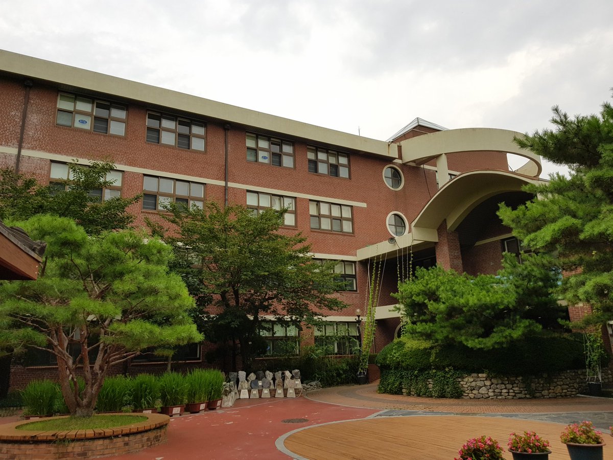 bomyung_1's tweet image. 방학중에도
어린이 경제금융교육은
계속됩니다.

서울용원초등학교
1학년 돌봄교실에서,
요즘 1학년은 물물교환도 알고,
소금이 옛날 화폐 역할 
한 것도 잘 알고 있어요^^

#금융소셜미디어전문가 
#은퇴전문가
#금융교육