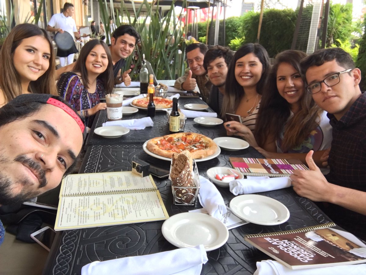 SoyBanaz's tweet photo. Ya estamos en @CheesecakeFMX con los ganadores de la dinámica de #CheesecakeWeek 😱
Son la OSTIA, madre mía 🙌 https://t.co/IIBv6RRXhF