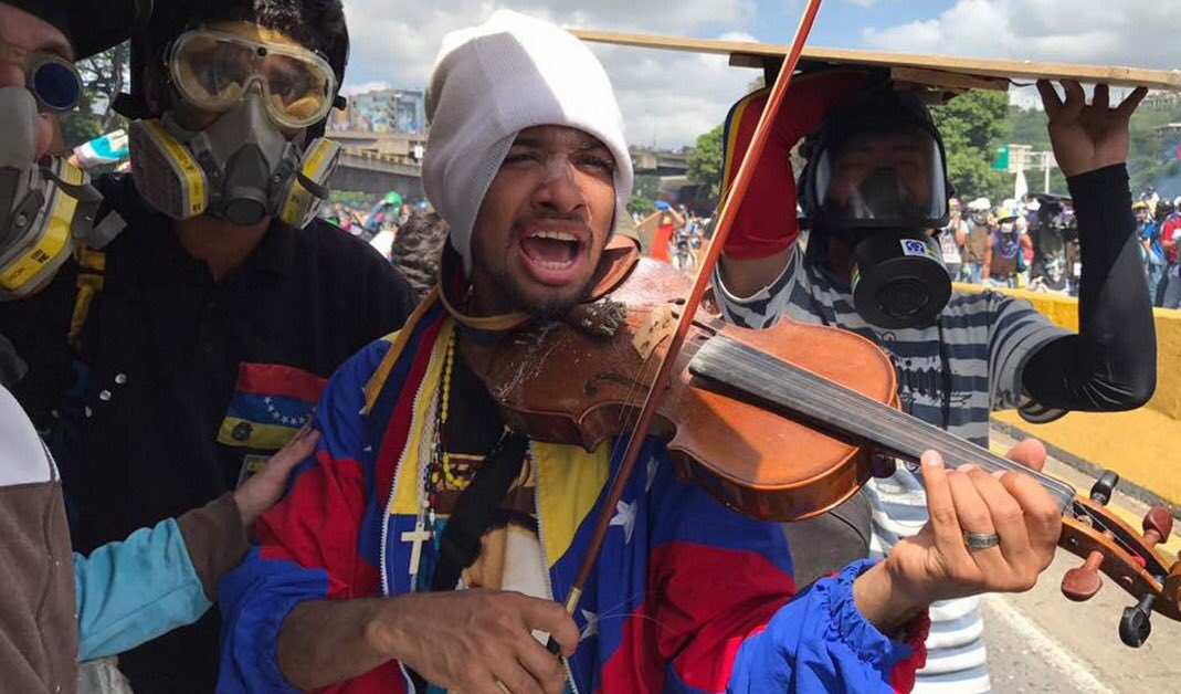 #27Jul Wuilly (violinista) y Gian Marco (toca la caja) detenidos x GNB aprox 4pm sin orden judicial,comienzo Av Libertador altura BelloCampo