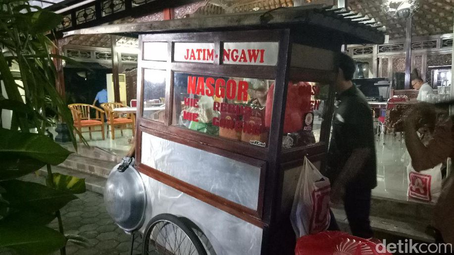 detikcom's tweet image. Nasi Goreng yang Dipesan SBY Khusus untuk Prabowo detik.id/6PMY9m