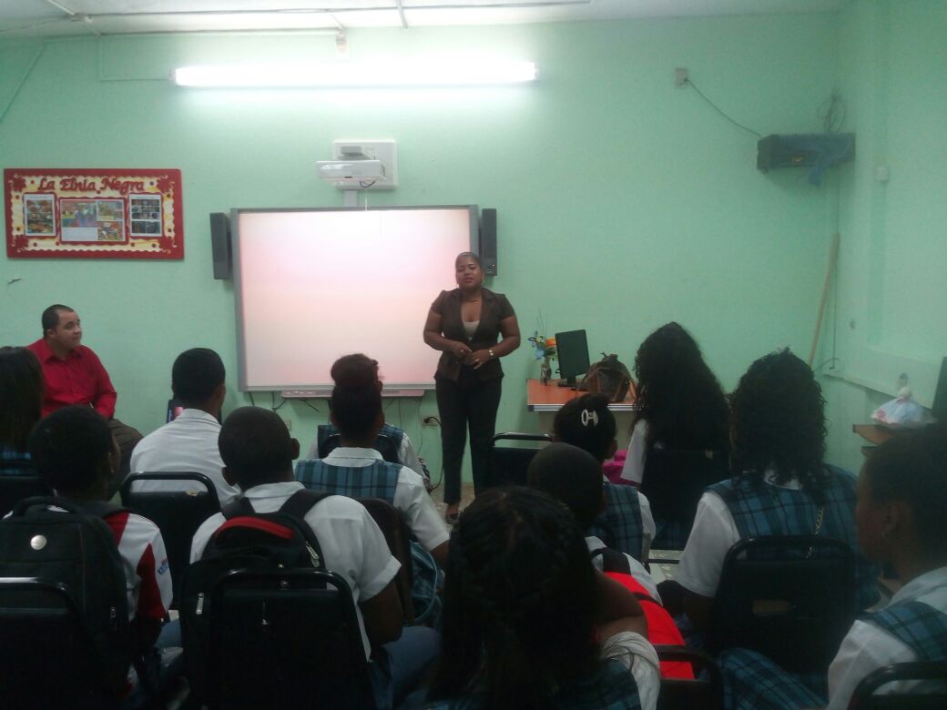 diatkinsong's tweet photo. Programa Juventud de Mides-Colón, brindando charla sobre el uso correcto de las redes sociales a estudiantes de la escuela Rep. de Paraguay https://t.co/hUVKjd2gbF