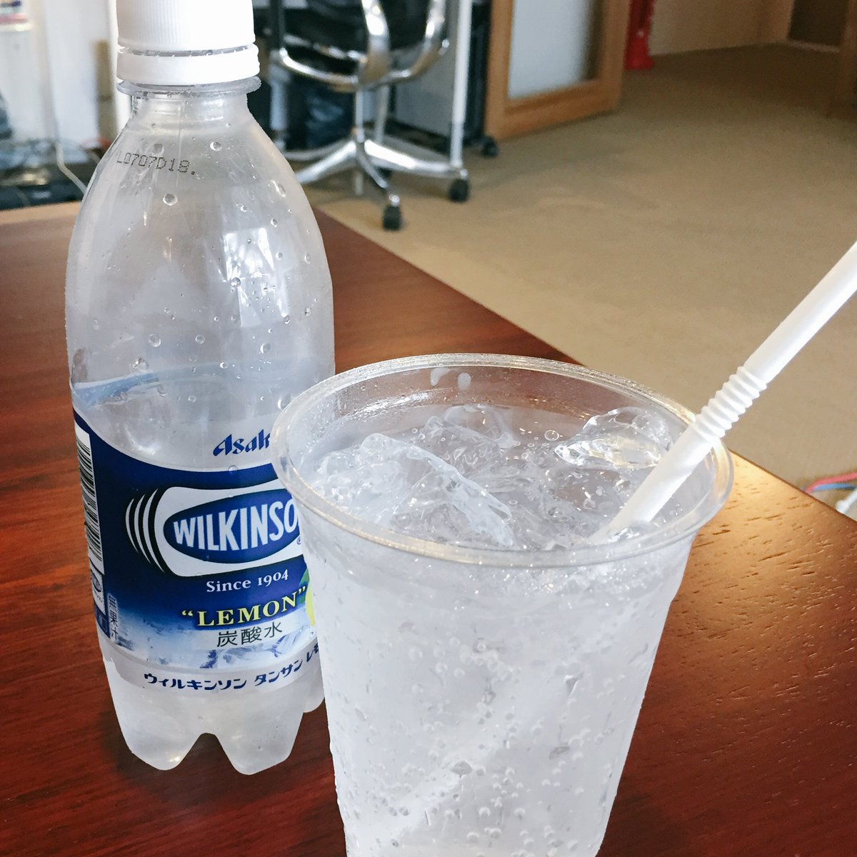 Mika Ueno Twitterissa コンビニの飲み物十分冷えてるんだけど かち割り氷 カップ との組み合わせはやっぱり神 今日はしゅわしゅわウィルキンソン Chilled Wilkinson And Ice Cubes With A Straw In A Cup Best Combo T Co Tzfmntxfvz