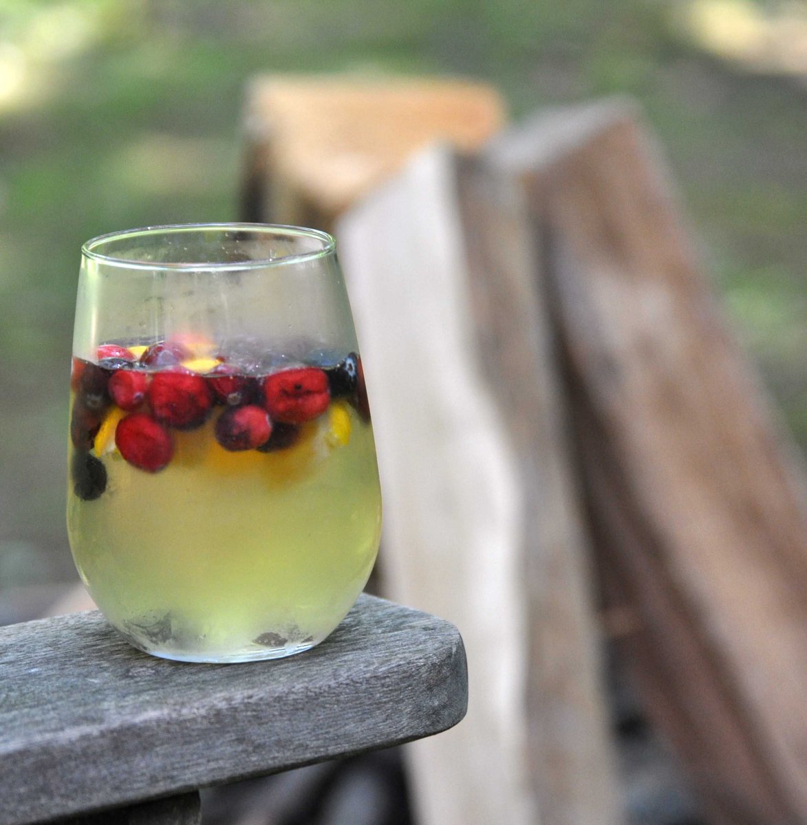 FoodHomeLife's tweet photo. Summer Sangria, Rhubarb Refresher &amp; Rojita - 3 Fresh from the garden #cocktails to try https://t.co/VAB6H6XCDo https://t.co/E1fOyid25L