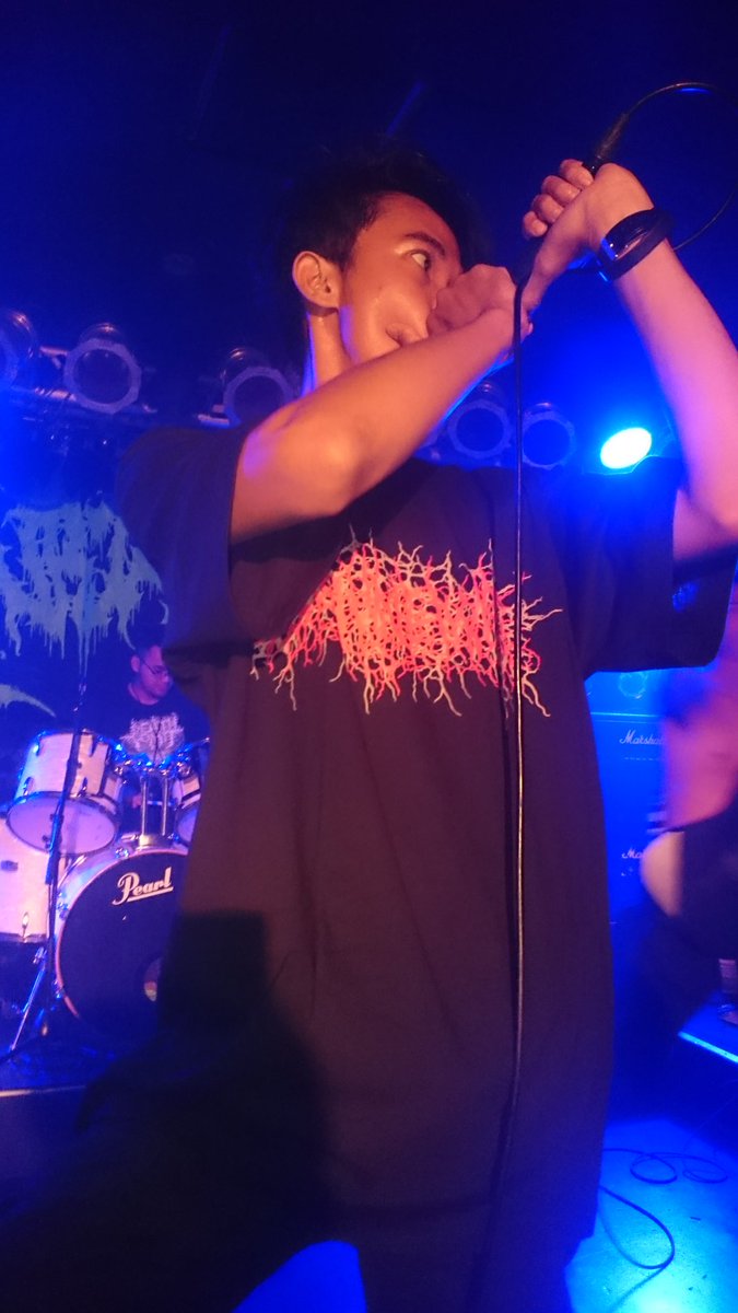 Syn_13trisomy's tweet photo. 前にバンドン行った時にCadavoracity, PerDex, OmnivorousのRioもUrobilinemia気に入ってたけどMurtadのプンキーも対バンした時から気に入ってたし帰国する時もこれ着てた。
個人的にUrobilinemiaも世界戦が待ち遠しいバンドの１つ https://t.co/uSfAbNPobT