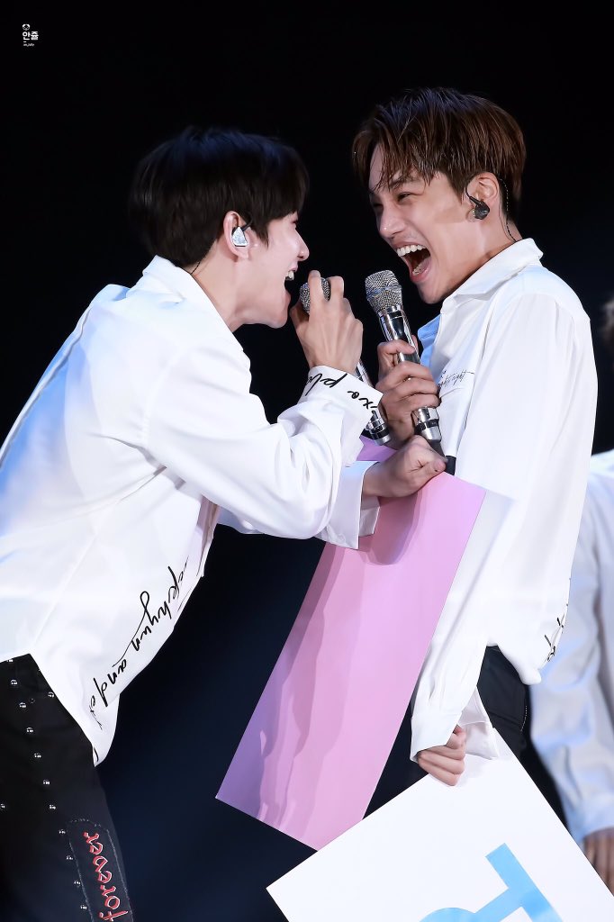 blueharo21's tweet photo. "เสี่ย~"
"จ๋า?"
"ปีอะไรสกปรกที่สุด?"
"อะไรเนี่ยหื้ม?"
"ตอบ~"
"ปีมะเส็ง"
"ฮึ"
"ปีชวด"
"ฮึ"
"เอ๊า!ละปีไร"
"ปีโป้ตกดินไงงง~😆"
"555 ยัยหนูเอ๊ย~" https://t.co/fhSSqbBkkQ