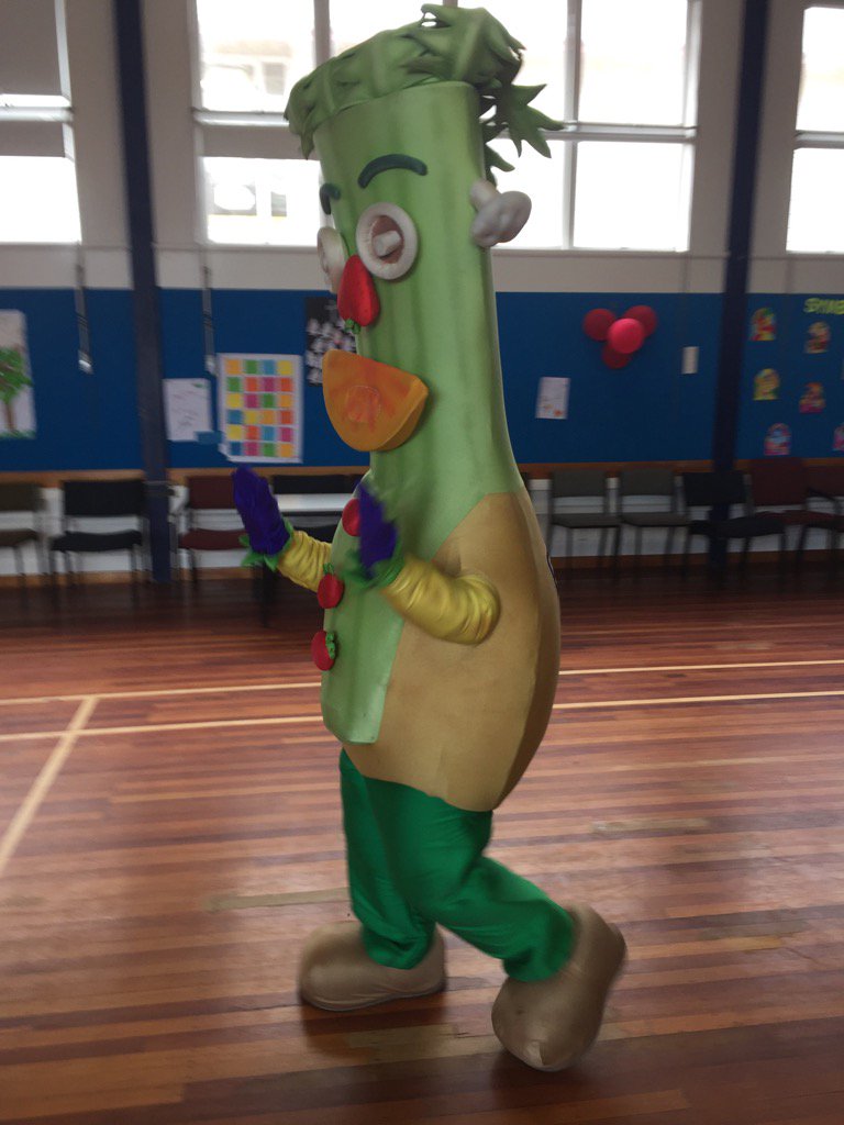 unitedfreshnz's tweet photo. Fredge the celebrity at St Dominic's school spreading the good eating word about fresh fruit &amp; veg 🥝🥕🍎🍠🥔#5adaynz https://t.co/92Ut1c8K0S