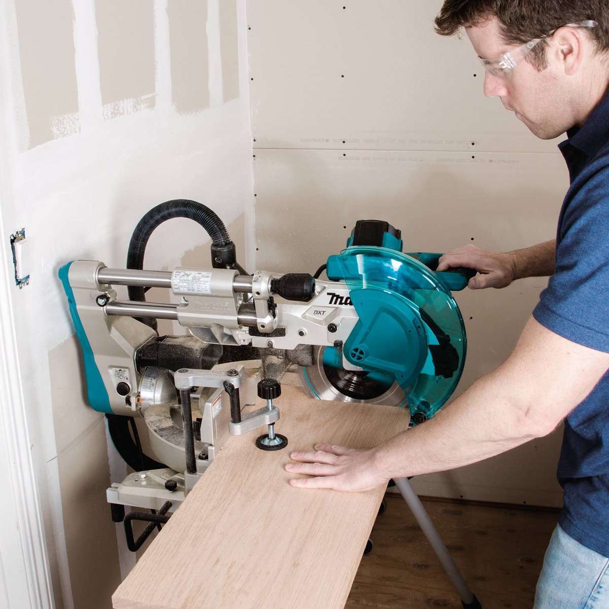 MakitaTools's tweet photo. New 10" MiterSaw has a 2-Steel Rail Sliding System w/ reduced footprint for operation flush against a wall #LS1019L https://t.co/BTTreJ72Nw https://t.co/XtpGLaaHEH