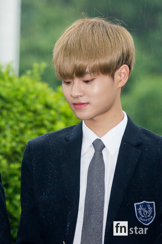 DAEHWI_TH's tweet photo. [PIC]📸 #WANNAONE กำลังเดินทางไปถ่ายทำรายการ Happy Together ค่ะ เห็นแดฮวีใส่สูทแล้วดูโตขึ้นเยอะเลยน่ะ👨‍💼 //💛💛💛 #DAEHWI #이대휘 https://t.co/IAOjfrYDHD