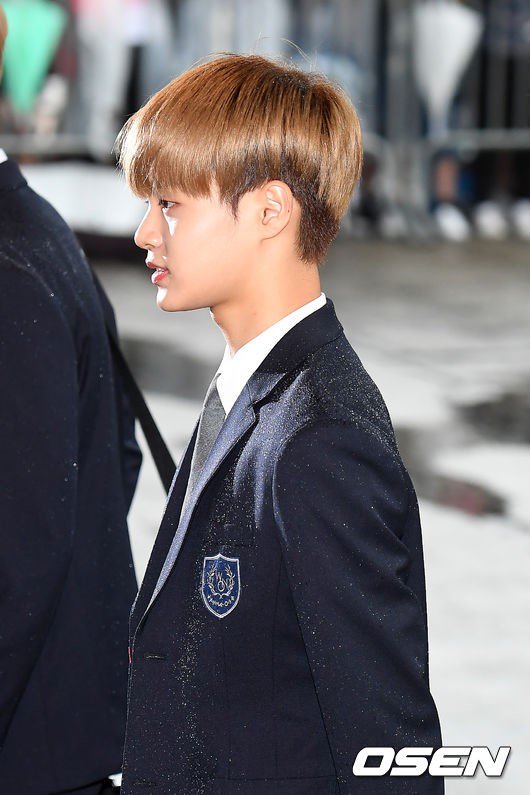 DAEHWI_TH's tweet photo. [PIC]📸 #WANNAONE กำลังเดินทางไปถ่ายทำรายการ Happy Together ค่ะ เห็นแดฮวีใส่สูทแล้วดูโตขึ้นเยอะเลยน่ะ👨‍💼 //💛💛💛 #DAEHWI #이대휘 https://t.co/IAOjfrYDHD