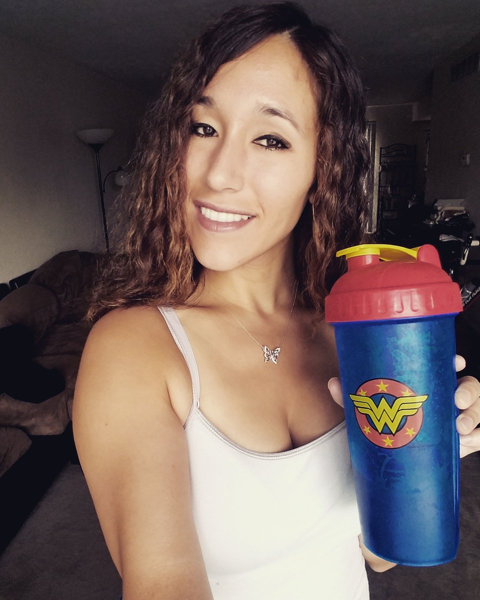 runninglife25's tweet photo. Decided to go completely vegan. So meal replacement shakes definitely help when I don't have time for a meal. #Vegan #HealthyLiving https://t.co/UtH7Lb2TZS