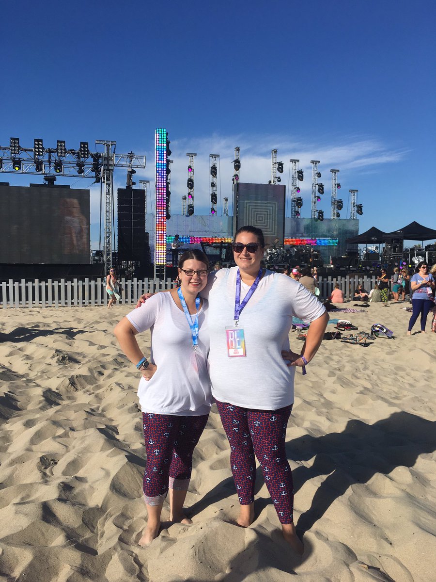 FlyFashionAimee's tweet photo. Opening Party! #AimeeandAshleetakeAnaheim #becauseoflularoe #LULAROEVISION17 #lularoe https://t.co/54Ncg2b7Uk