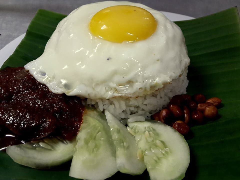 FoodPornMlaysia's tweet photo. Nasi lemak, roti bakar telor goyang, lontong sambal kerang &amp; roti canai for breakfast! 😋😍💕 https://t.co/sjhR3BzXpH